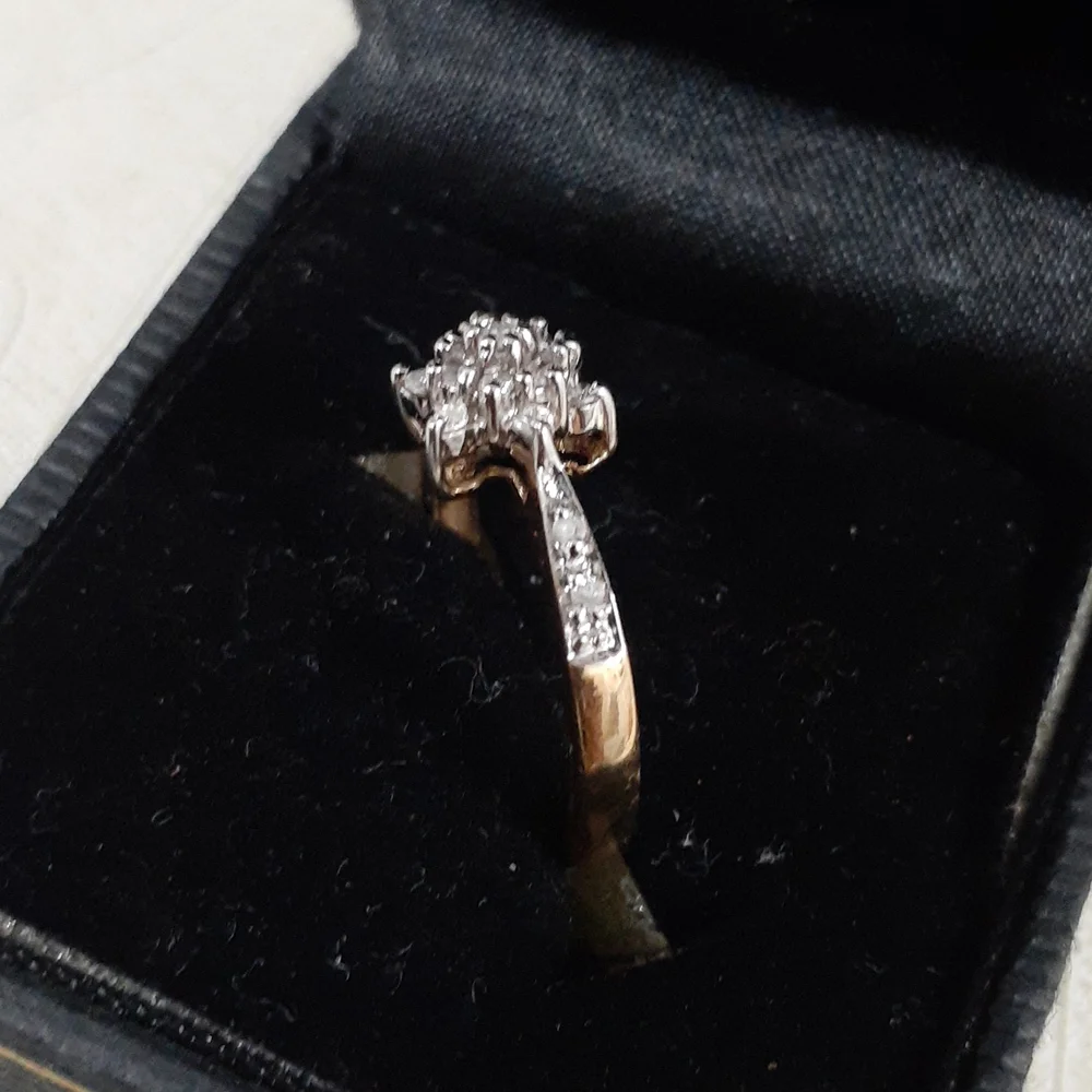 10K YELLOW/ WHITE GOLD CLUSTER DIAMIND RING NEW
